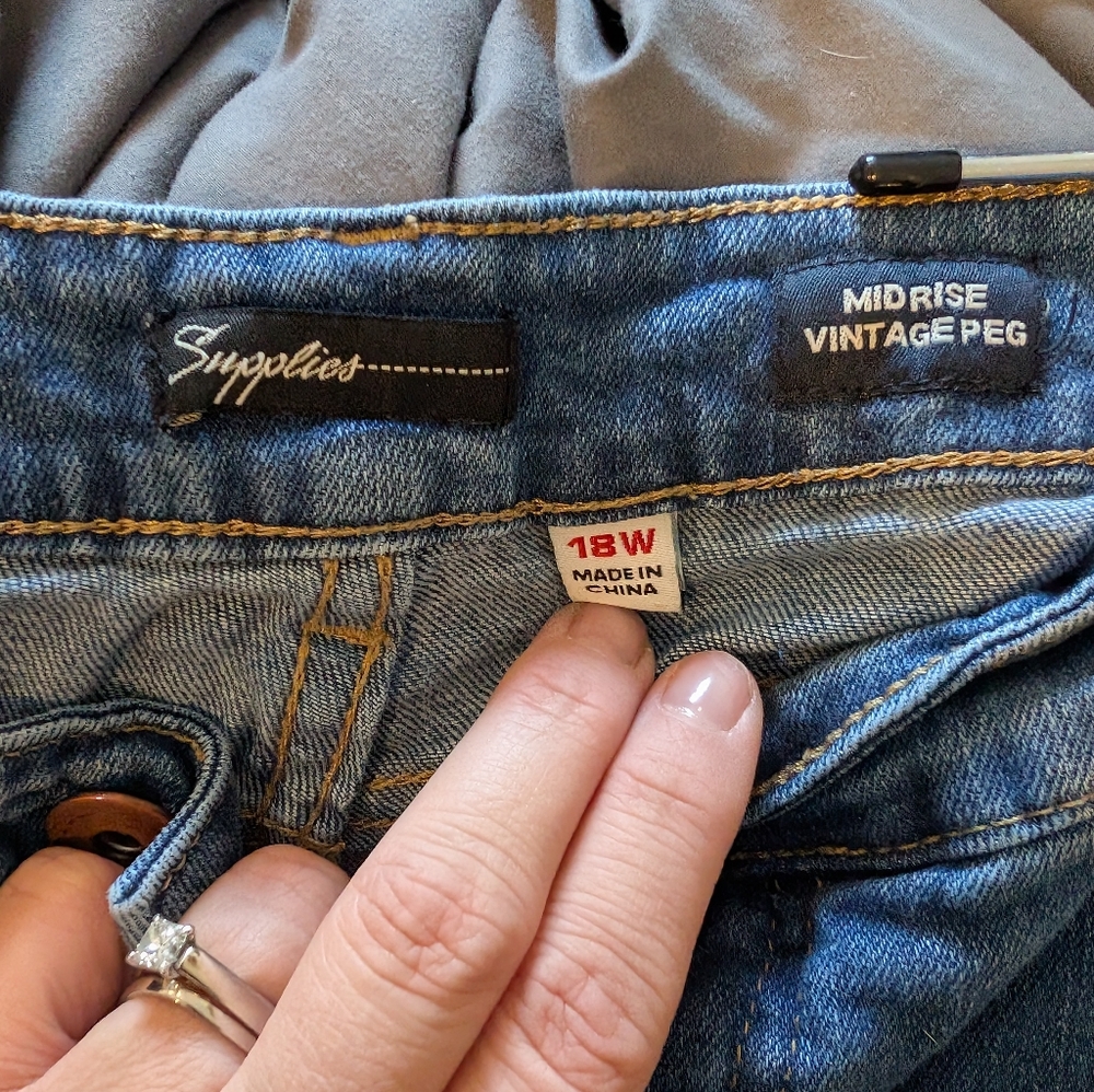 Supplies Vintage Blue Mid-Rise Jeans, Ankle Length, Distressed. Baggy. - Picture 3 of 4